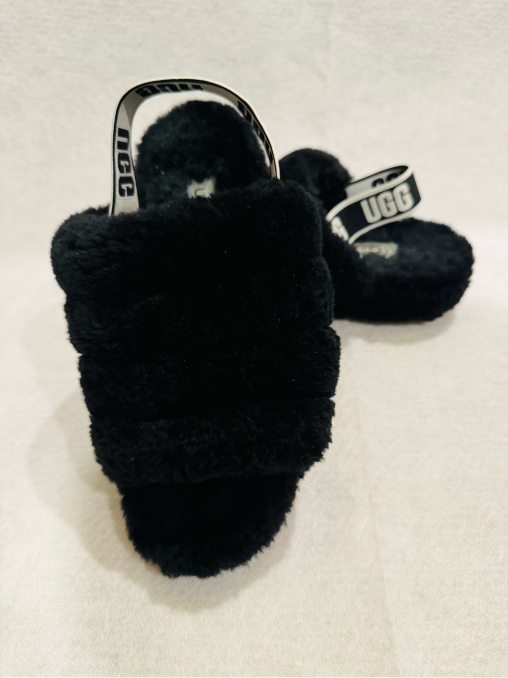 UGG FLUFF YEAH BLACK SANDALS Size 8